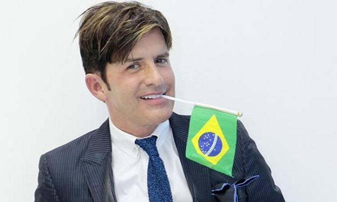 Dr. Rey e bandeira do Brasil